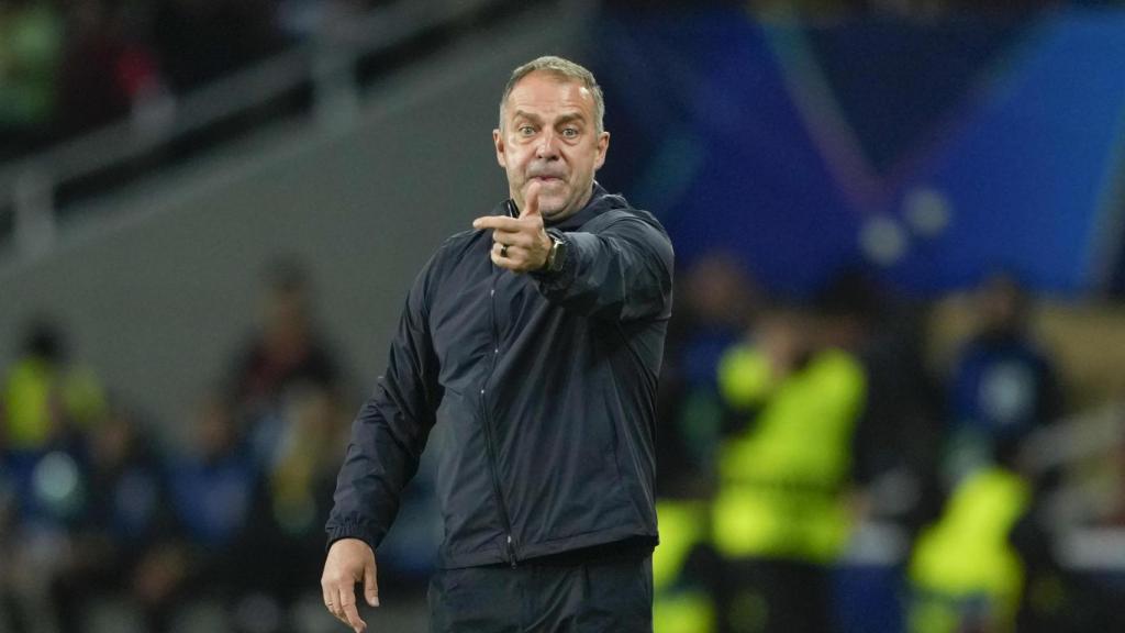 Hansi Flick da instrucciones durante el partido contra el Inter de Milán.