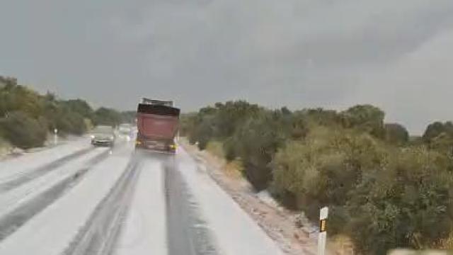 Imagen de la granizada que ha caído en la mañana de este viernes en las localidades de Los Yébenes (Toledo) y Fuente el Fresno (Ciudad Real).