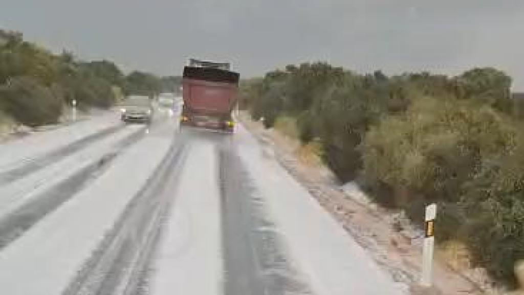 Imagen de la granizada que ha caído en la mañana de este viernes en las localidades de Los Yébenes (Toledo) y Fuente el Fresno (Ciudad Real).