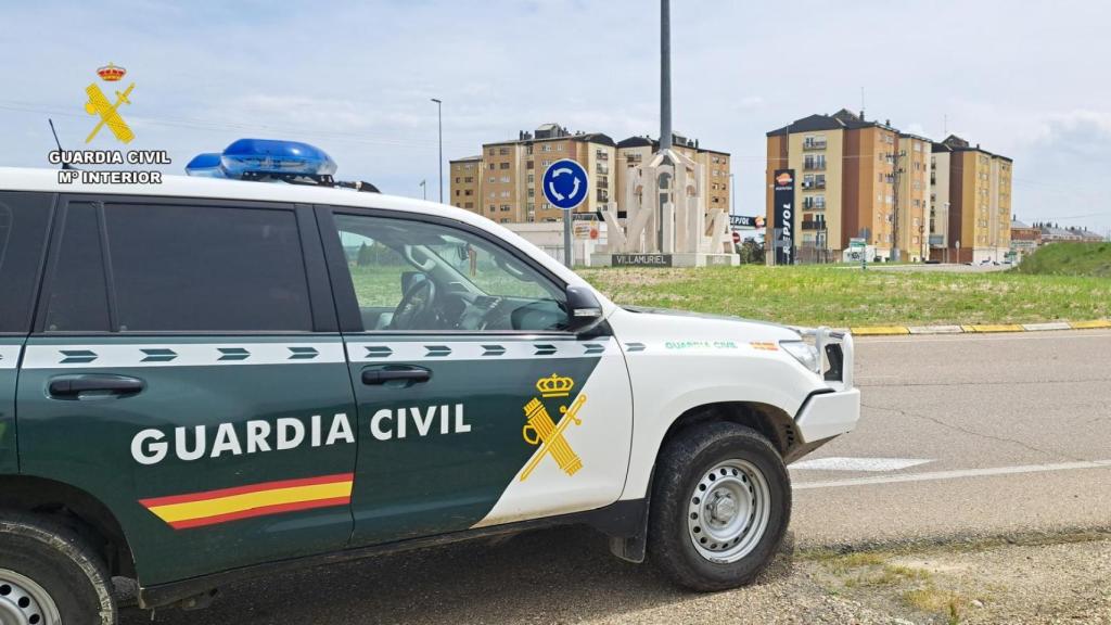 Coche de la Guardia Civil a la entrada de Villamuriel de Cerrato