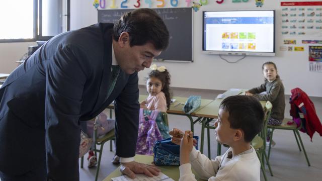 El presidente de la Junta de Castilla y León, Alfonso Fernández Mañueco, inaugura el nuevo colegio del CRA ''Los Arapiles'' en Aldeatejada, Salamanca.