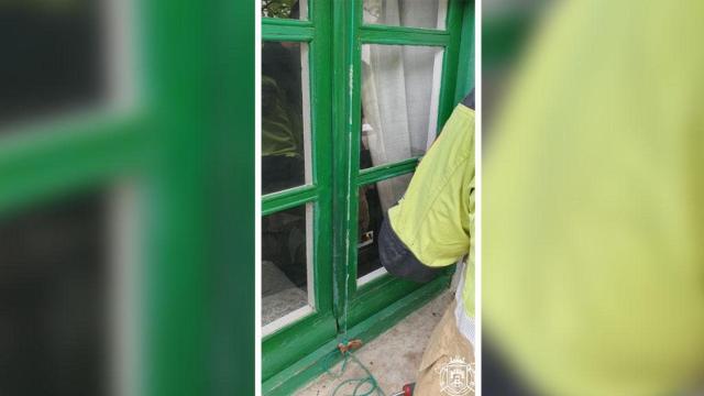 Apertura de puerta por parte de los Bomberos de Burgos