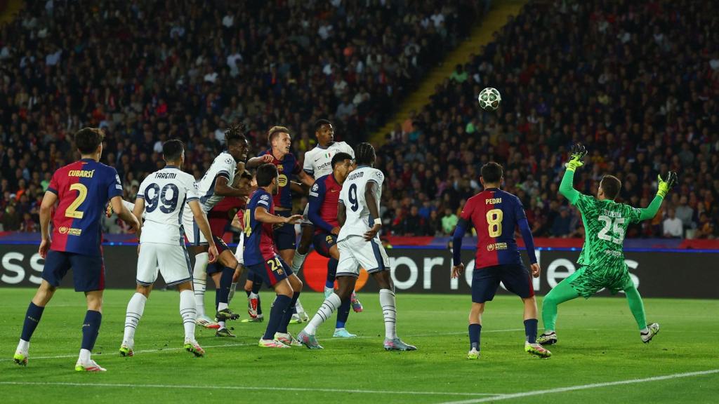 Dumfries remata a gol contra el Barça.