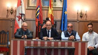 El alcalde de Ciudad Rodrigo, Marcos Iglesias, en el centro de la imagen en un acto para convocar la declaración conjunta por la mejora de la A-62.