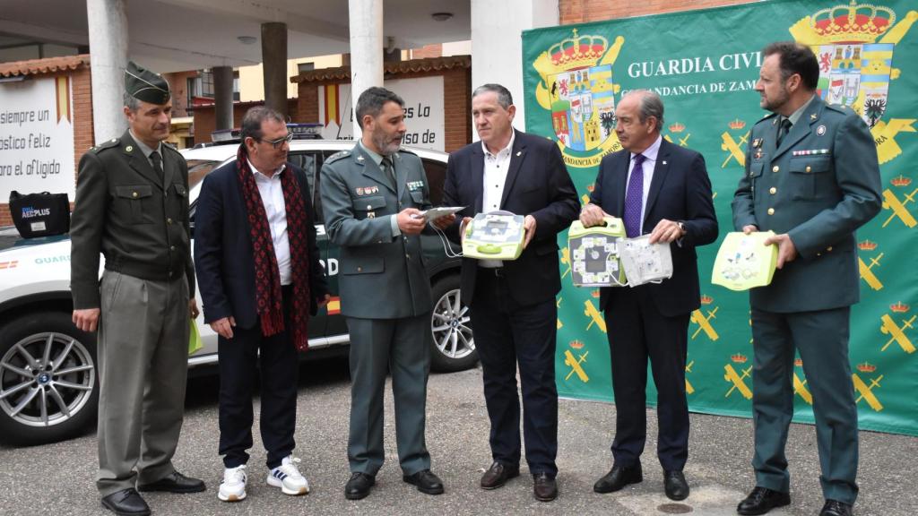 Javier Faúndez y Cipriano García entregan a la Guardia Civil de Zamora los desfibriladores