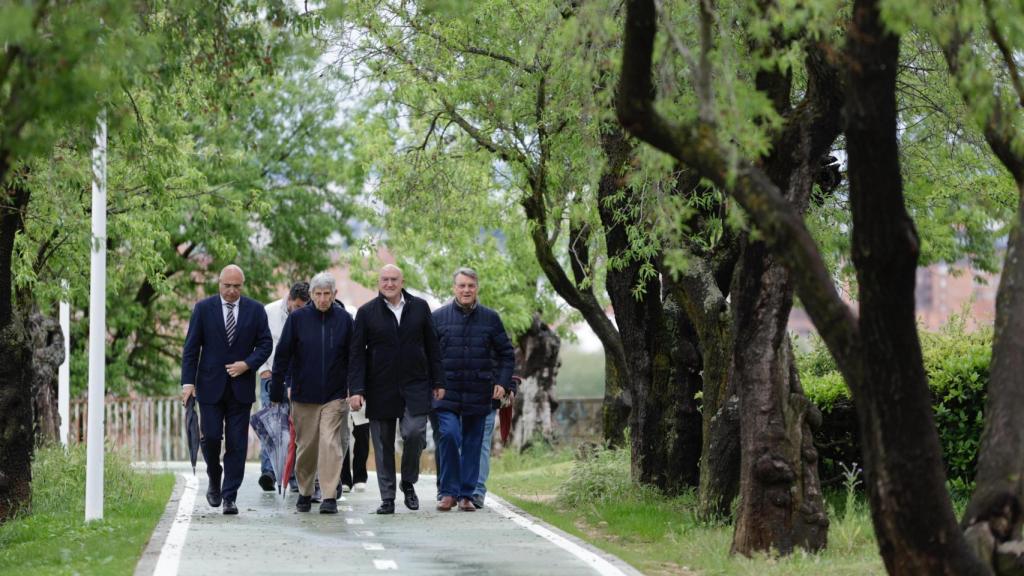 El alcalde de Valladolid, Jesús Julio Carnero, y el subdelegado del Gobierno en Valladolid, Jacinto Canales, inauguran el nuevo tramo de carril bici en Parquesol