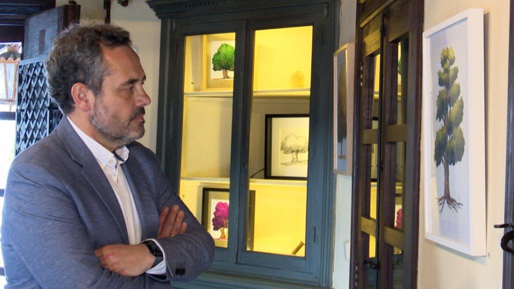 El periodista Jesús Espada observando alguna de las obras que forman su exposición.