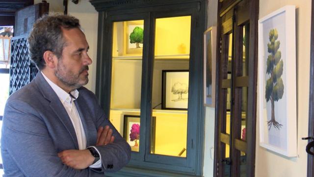 El periodista Jesús Espada observando alguna de las obras que forman su exposición.