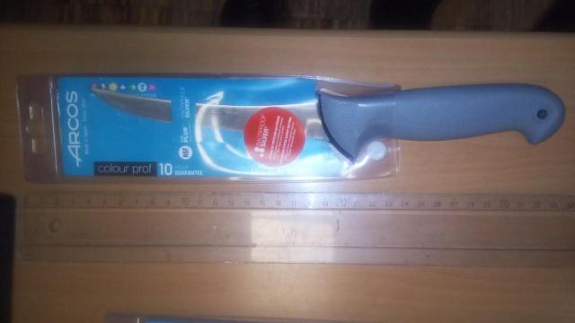 Detenido un vecino de Vigo por amenazar a su madre con dos cuchillos y agredir a dos agentes