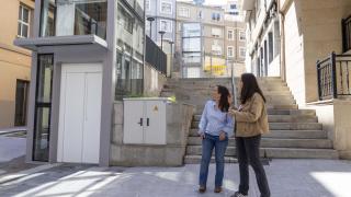 La alcaldesa de A Coruña, visitó las obras acompañada de la concelleira Noemí Díaz.