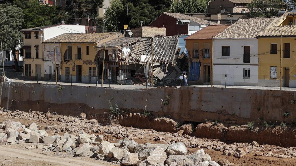 Dos personas pasean junto al barranco del Poyo a su paso por Picanya, seis meses después de la dana. Efe / Manuel Bruque