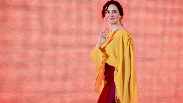 La presidenta Ayuso sobre el escenario en el acto del Dos de Mayo, este viernes.