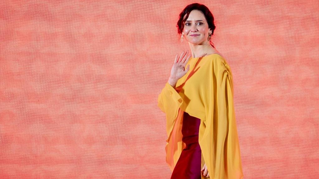 La presidenta Ayuso sobre el escenario en el acto del Dos de Mayo, este viernes.