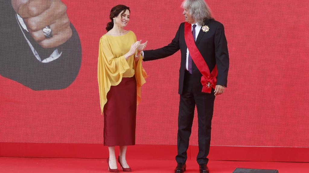 La presidenta de la Comunidad de Madrid, Isabel Díaz Ayuso, junto al cantaor José Mercé durante el acto institucional de entrega de las Grandes Cruces de la Orden del 2 de Mayo, este viernes.