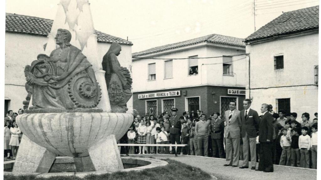 Monumento al trabajo de Kalato en Gálvez alegórica a los oficios.