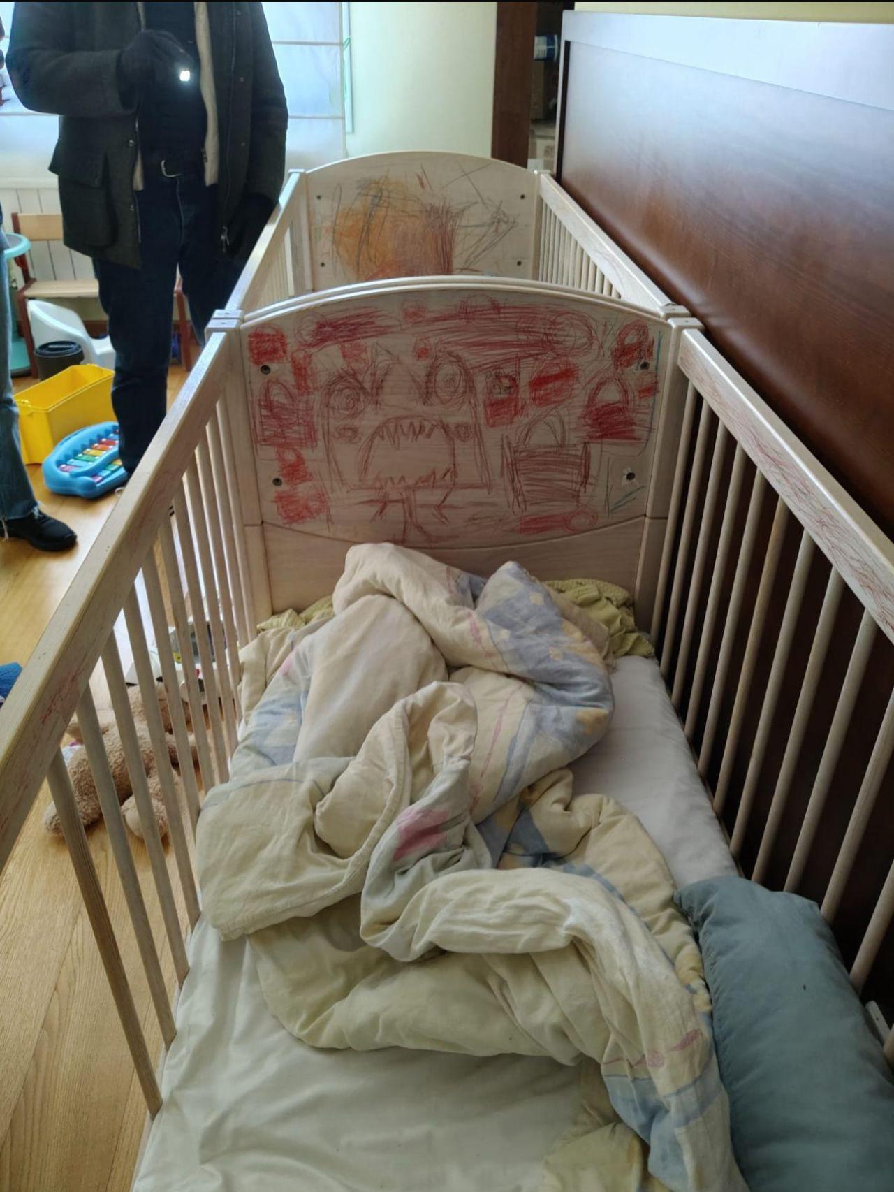 Las dos cunas donde dormían los hermanos gemelos, de 8 años, en la 'casa de los horrores' de Oviedo.