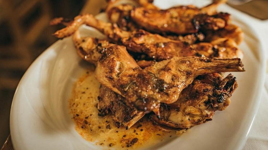 Conejo a la brasa con salsa al ajillo y hierbas del Rincón del Tío Jerónimo