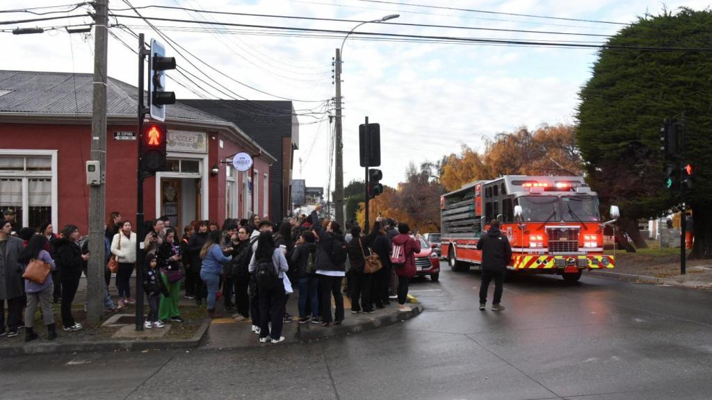 La población de la ciudad costera de Puerto Arenas (Chile) evacúa tras la alerta de tsunami declarada tras un terremoto de 7,5 grados en el sur del país.