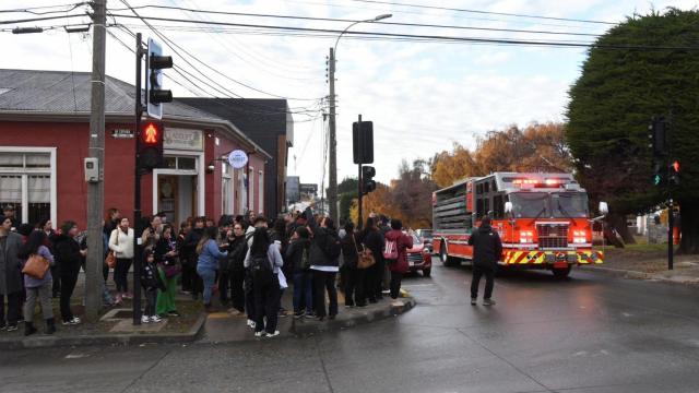 La población de la ciudad costera de Puerto Arenas (Chile) evacúa tras la alerta de tsunami declarada tras un terremoto de 7,5 grados en el sur del país.