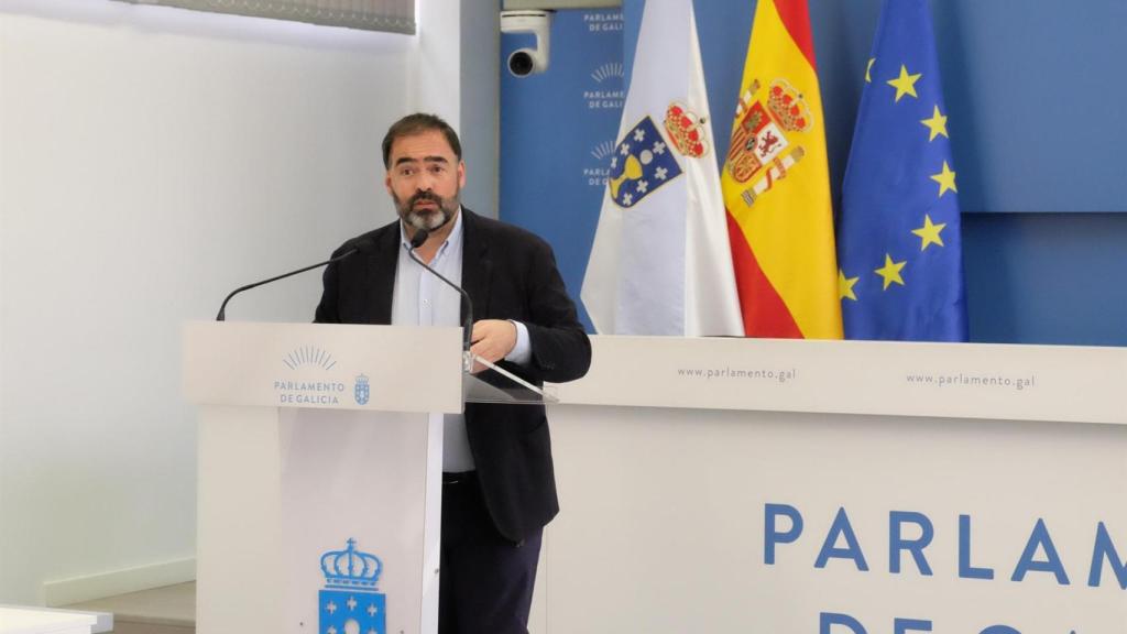 El portavoz parlamentario del PPdeG, Alberto Pazos, en rueda de prensa.
