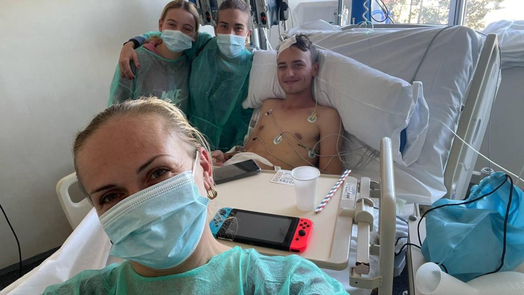 Cristian junto a su familia en el hospital.