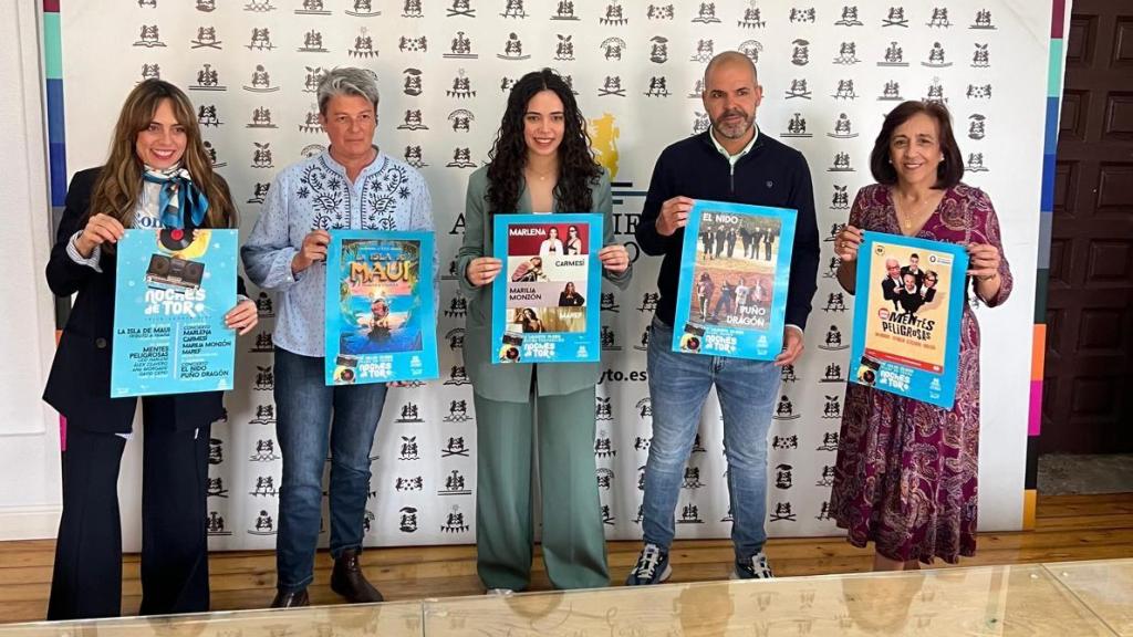 La alcaldesa de Toro, Ángeles Medina, el concejal de Cultura Javier López Calero, la concejala de Turismo Loren Prieto y Lucía San José, en representación de Bodegas Divina Proporción