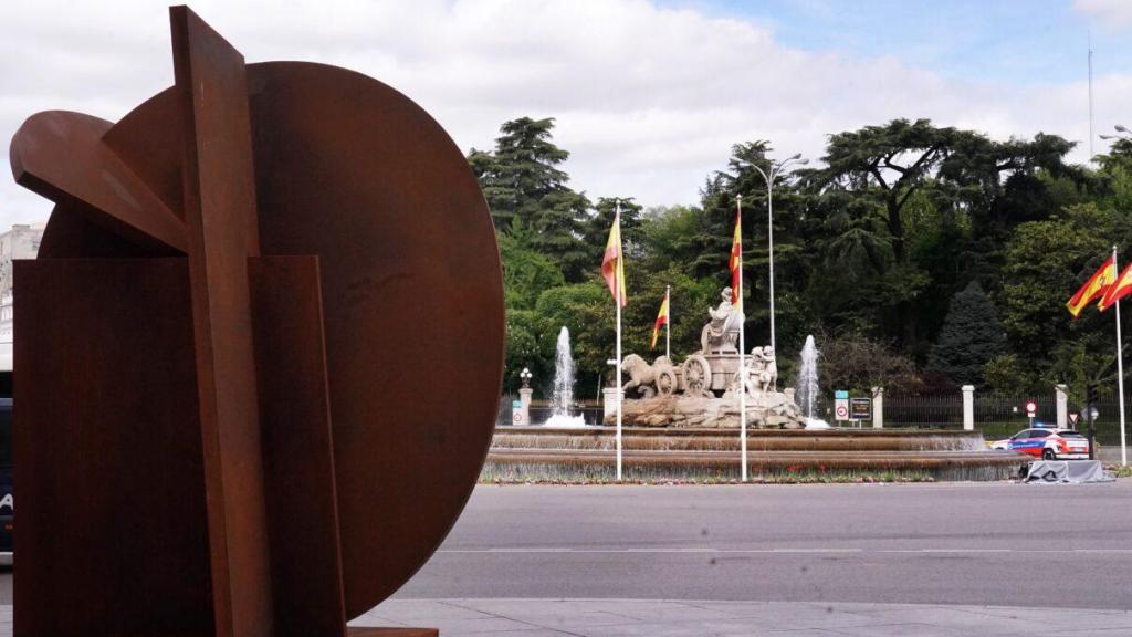 Reverso de la escultura de Rafael Canogar.