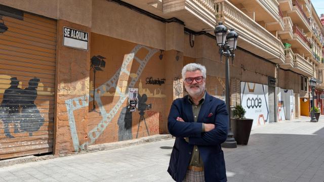 Vicente Armengol, ante un local de Se Alquila en el centro de Alicante.