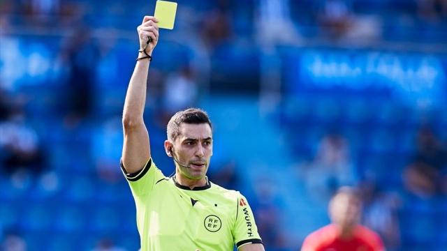 Alejandro Muñiz Ruiz durante un partido de fútbol en Primera División.