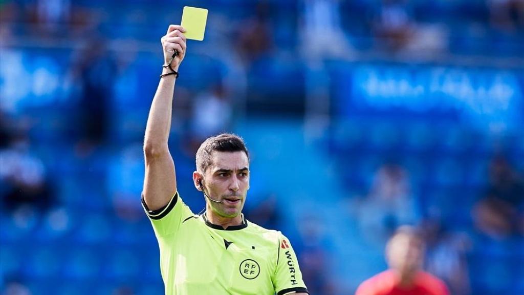 Alejandro Muñiz Ruiz durante un partido de fútbol en Primera División.