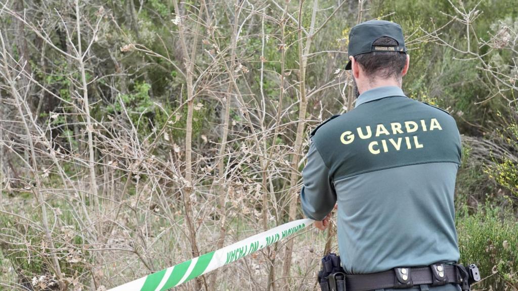 Un agente de la Guardia Civil en el lugar del crimen ubicado en un paraje de montaña a las afueras de la localidad de  Sorribos de Alba