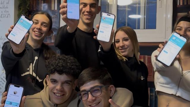 Un grupo de alumnos, con la aplicación de selectividad de Espacio Educativo Meraki.