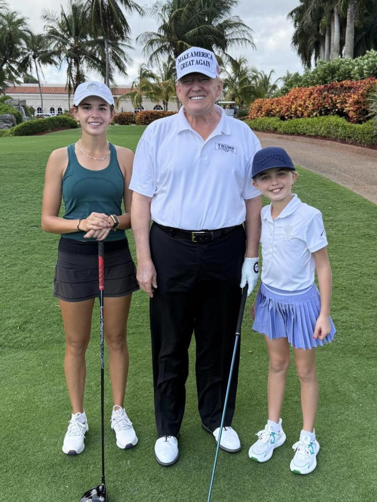 Kai, junto a Donald Trump y su hermana pequeña durante un día de golf familiar.