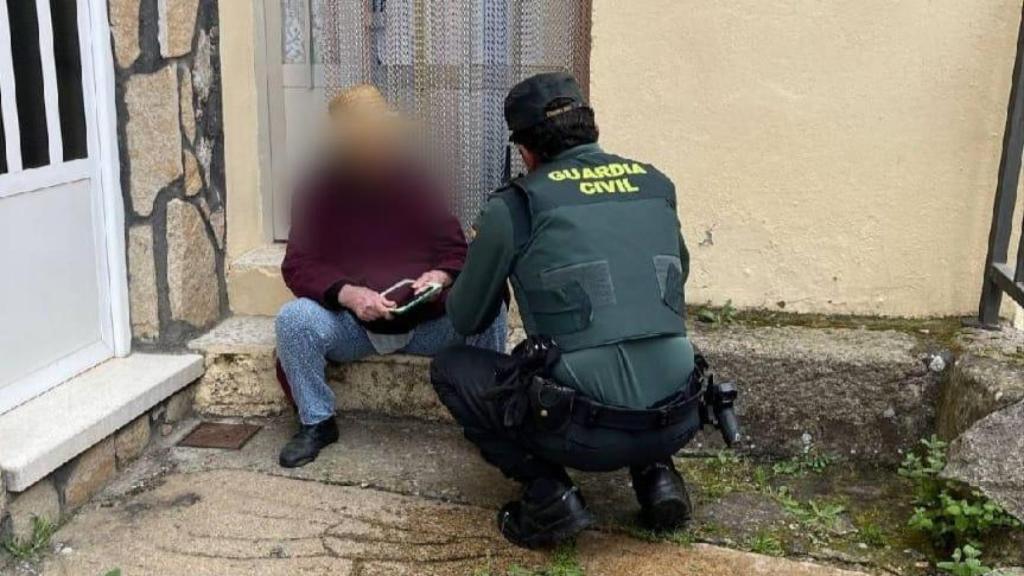 Un guardia civil fuera de servicio localiza a ayudando a la anciana desaparecida
