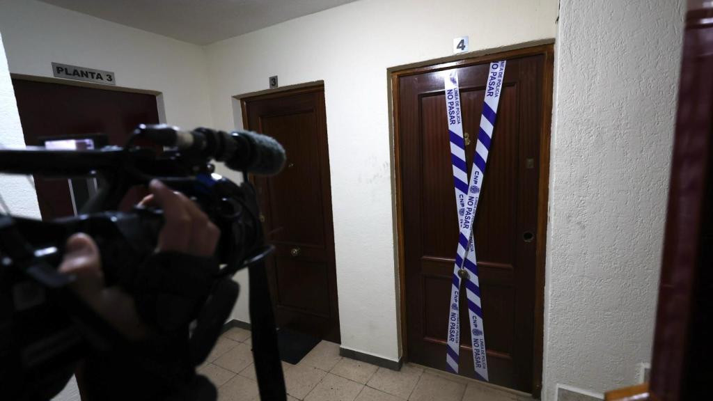 Puerta precintada donde han hallado los cuerpos de un matrimonio en su domicilio de Ávila
