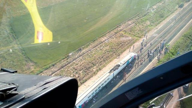 Imagen de un tren parado por el apagón, desde el helicóptero del 112 Aragón