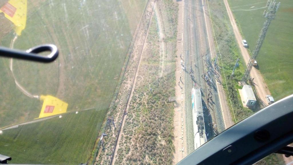 Imagen de un tren parado por el apagón, desde el helicóptero del 112 Aragón