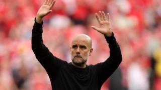 Pep Guardiola saluda a los aficionados del Manchester City tras el partido ante el Nottingham Forest.