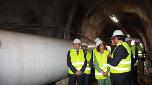 La vicepresidenta del Gobierno María Jesús Montero y el presidente de la Diputación de Sevilla, Javier Fernández, en Constantina.