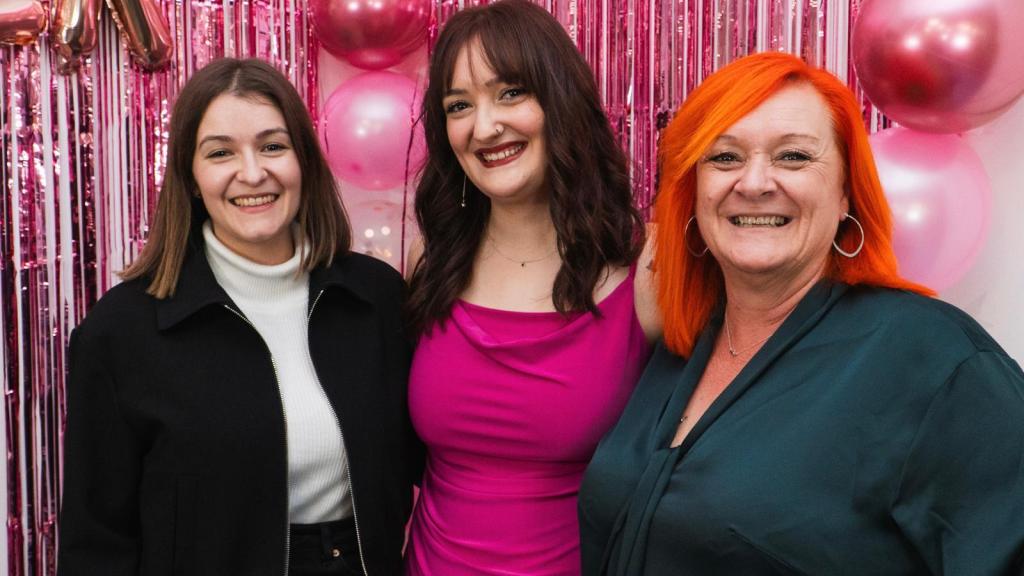 Rosa (a la derecha de la imagen) acompañada por sus hijas Alexia (en el centro) y Mireia (a la izquierda).