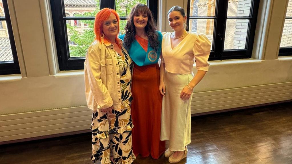Rosa y sus hijas en la graduación de Alexia, la pequeña.