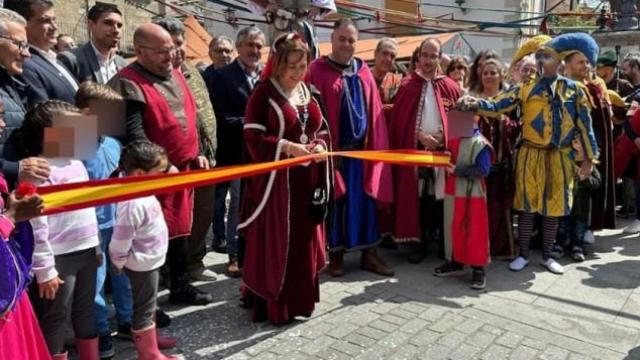La Adrada inaugura su reconocido y esperado mercado medieval