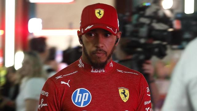 Lewis Hamilton con rostro serio durante el GP de Arabia Saudí.