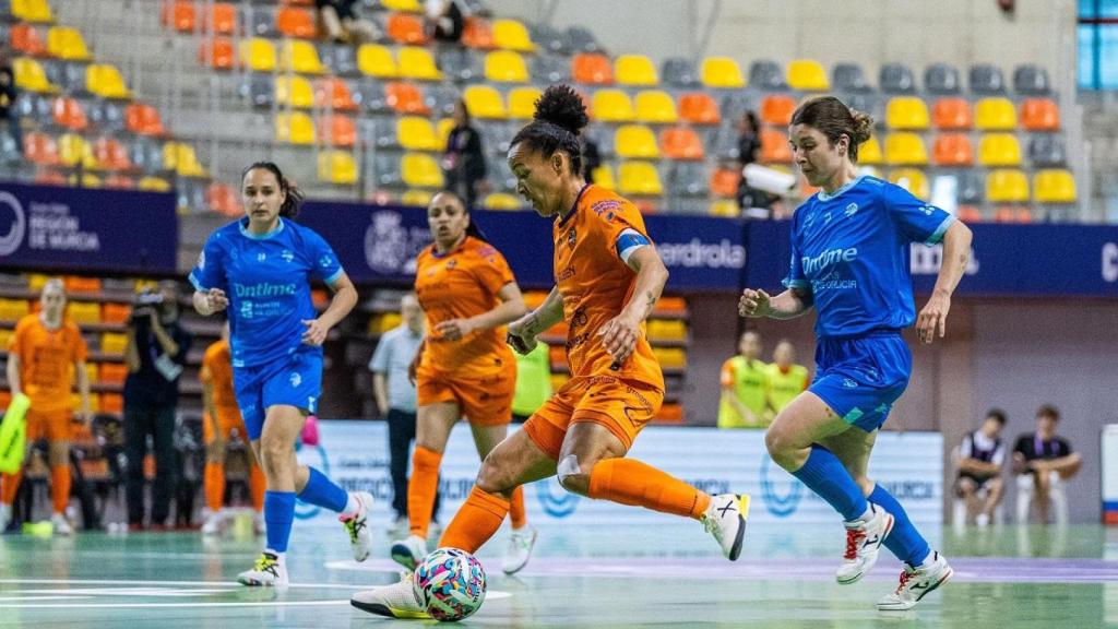 Una jugada del partido entre Ourense CF y Burela FS.
