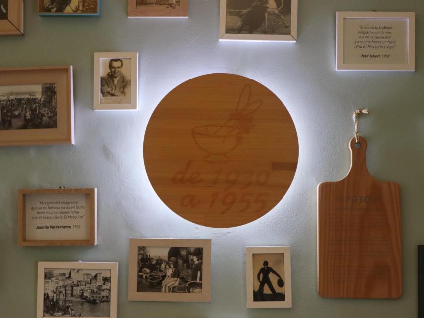 Una de las paredes de O Mosquito, repleta de recuerdos de sus casi 100 años de historia