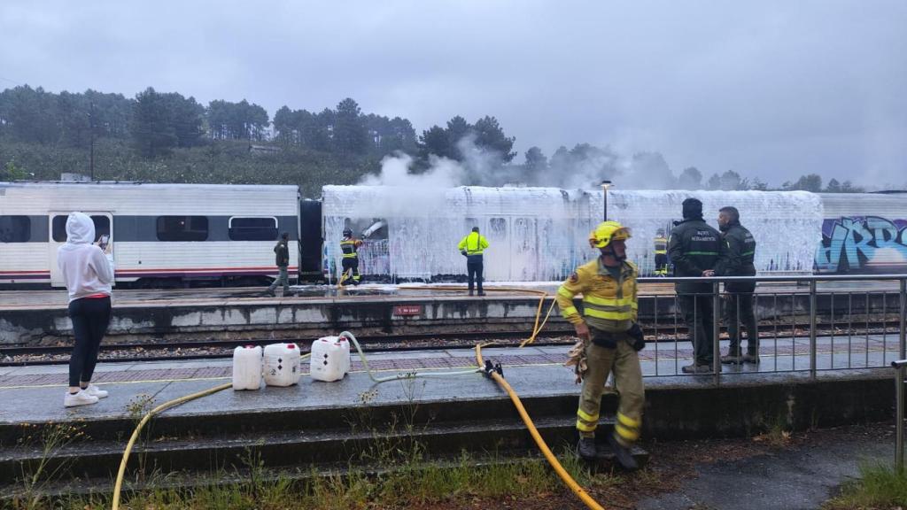 Bomberos trabajando en el vagón del tren afectado