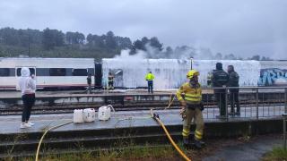 Bomberos trabajan extinguiendo el incendio que ha afectado un tren en Zamora