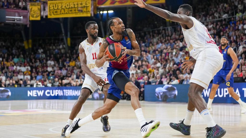 Kevin Punter entra a canasta ante la presión de Alpha Diallo.