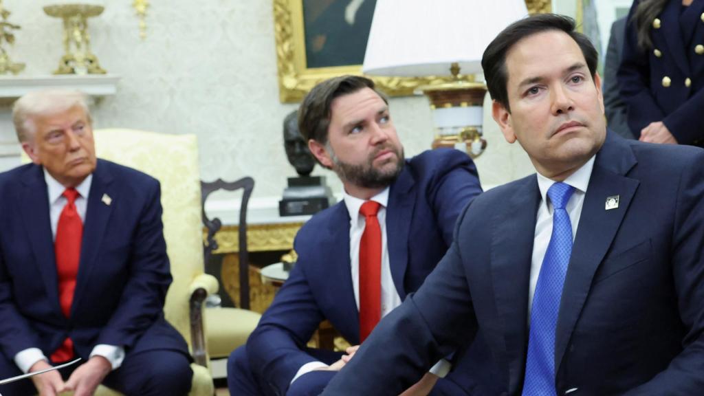 Marco Rubio y JD Vance junto a Donald Trump en la Casa Blanca.