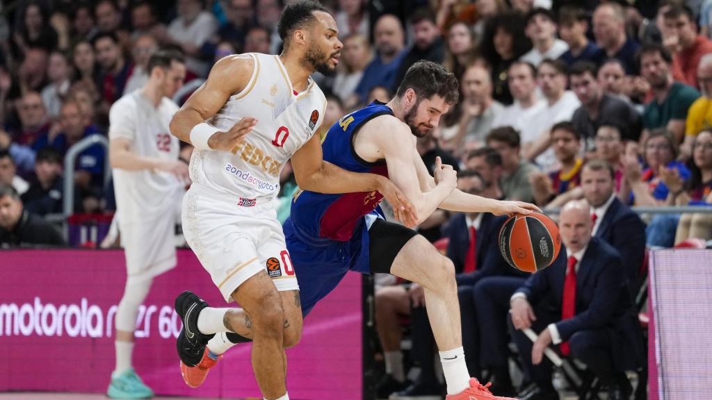 Darío Brizuela conduce ante la presión de Elie Okobo.